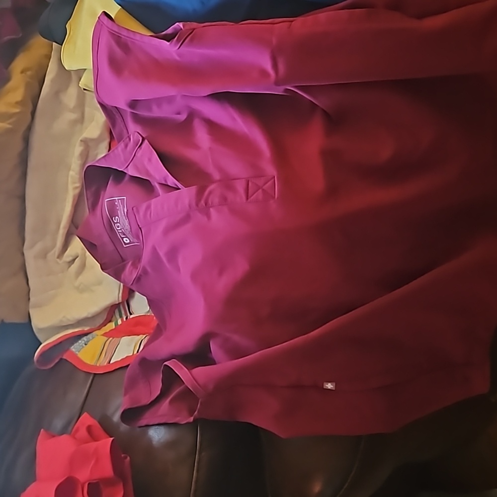 Figs Women's Mandarin Berry top Small